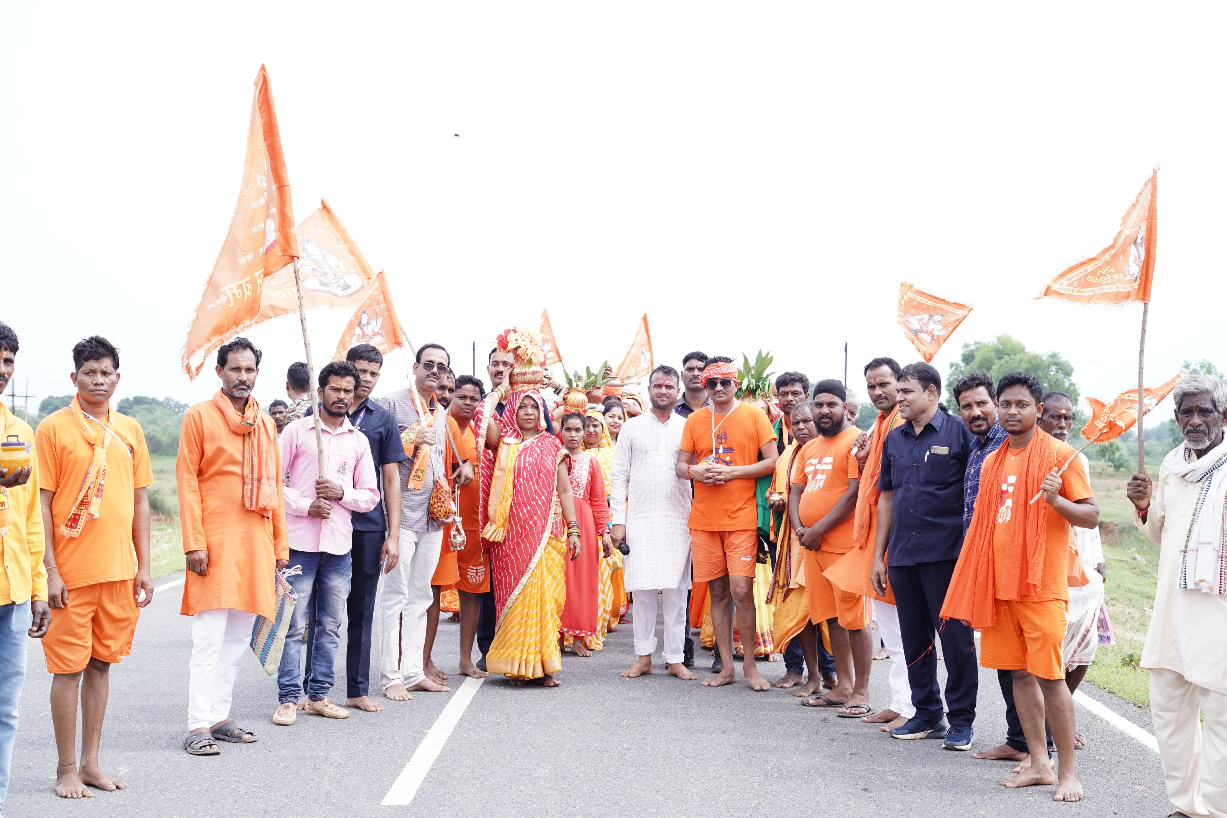 सावन के तीसरे सोमवार को ऐतिहासिक कांवड़ यात्रा, मुख्यमंत्री की धर्मपत्नी श्रीमती कौशल्या साय ने किया शिवलिंग का जलाभिषेक